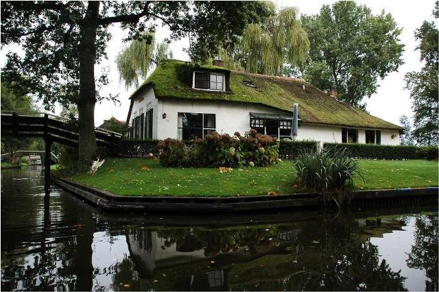 A Village in Holland with no roads