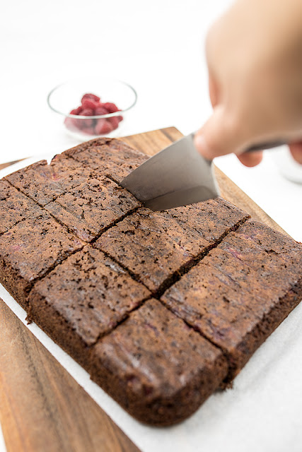 Vegan choco banana cake cutting