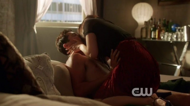 Wes Brown Shirtless in 90210 s5e06