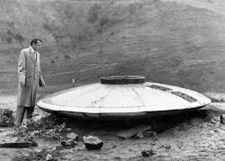  Μία πρόχειρη περιήγηση στη φιλολογία των UFO αποδεικνύει ότι κάτι παρουσιάζεται στους ανθρώπους εδώ και χιλιάδες χρόνια. Ενότητες των αρχαί...