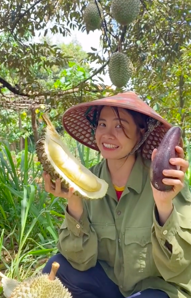 “Khu vườn vạn người mê” của cô gái trẻ gây sốt: Sầu riêng, bơ trĩu quả, xem mà không thể kìm lòng!