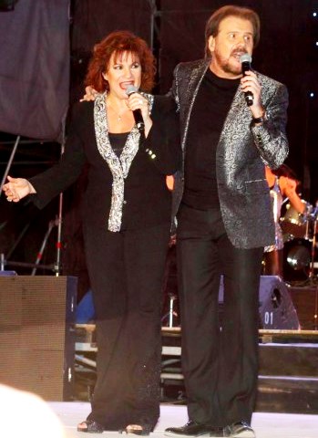 Foto de Pimpinela cantando juntos en presentación