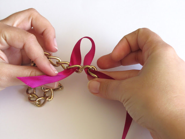 Pengerjaan stunning ribbon necklace cukup simple