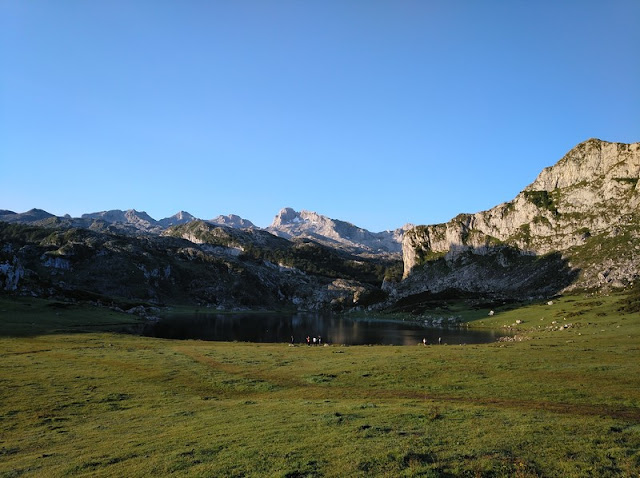 Vega La Tieste y Lago Ercina con Peña Santa al fondo