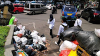 Pengangkutan Sampah Ke TPA Sarimukti Bermasalah, Sampah Menumpuk Di Jalanan Kota Bandung