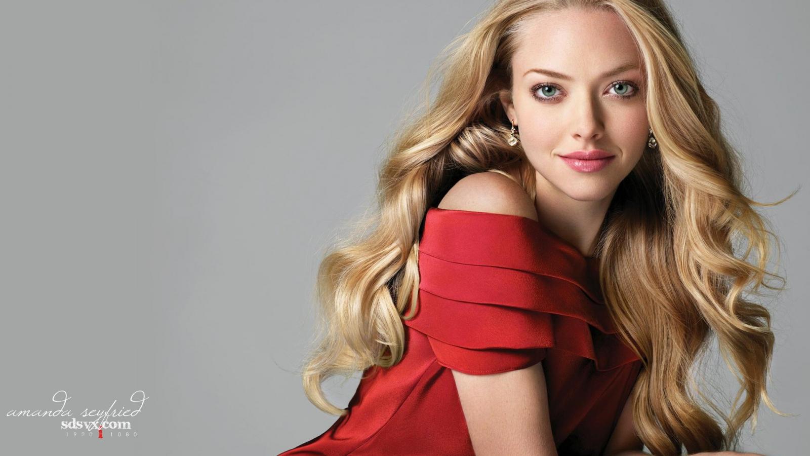 Amanda Seyfried Long Curls Hairstyles 2013