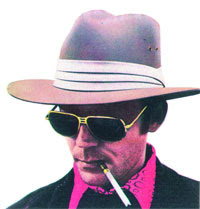 Un clásico: sombrero, gafas y Dunhill con boquilla