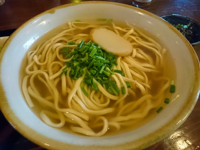 全部のっけそばの麺とスープの写真