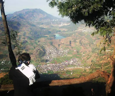 foto view telaga warna dari puncak gunung prau