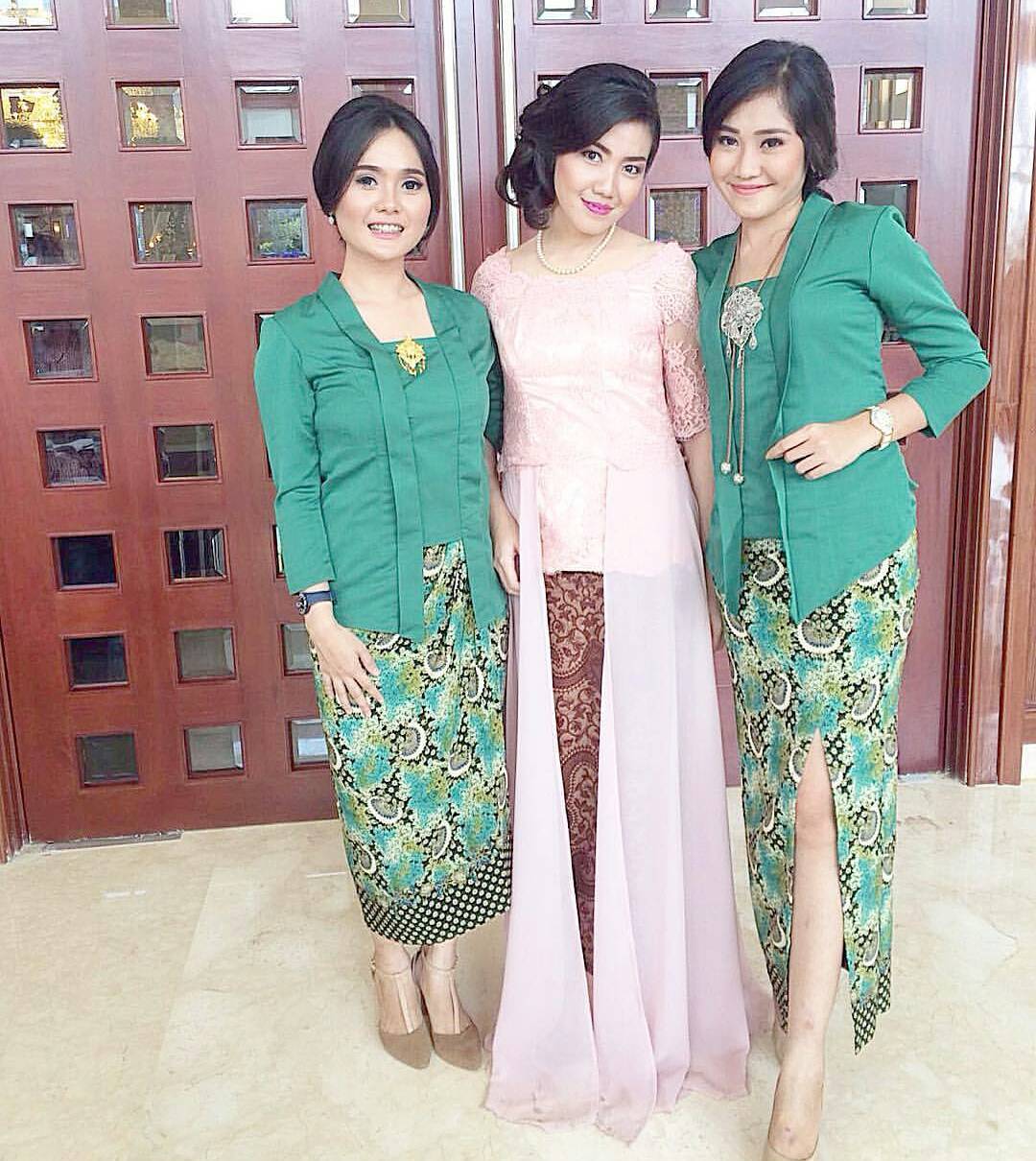  Kebaya Pernikahan Elegan Moco Wo