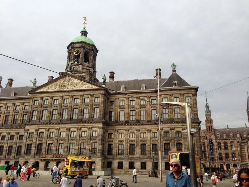 アムステルダムの旅を楽しむ アムステルダム王宮とダム広場のとってもゴージャスな建築物を楽しめます