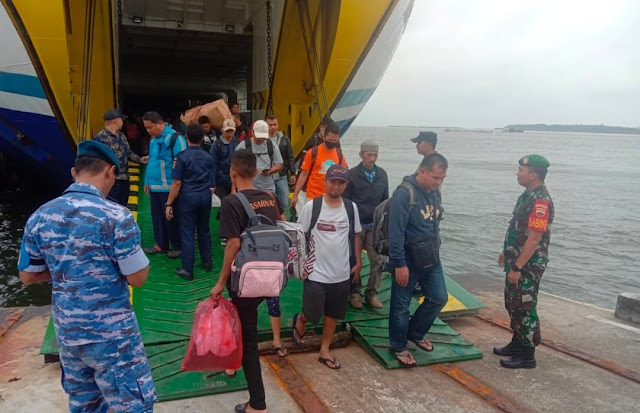 Babinsa Okiap Laksanakan Pengamanan dan Penertiban Penumpang di Pelabuhan Penangih 