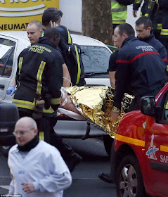 Bombeiros franceses levam um ferido em Montrouge.