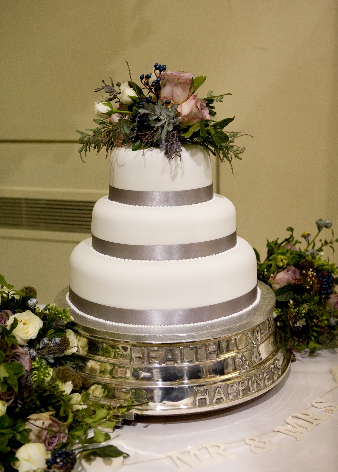 Hesta & The Pugs Vintage Wedding Cake Stand
