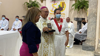 Vereadoras Marly Tavares e Valdete Cruz entregam Comenda Corrêa de Araújo ao arcebispo Dom Jacinto Brito.