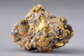 encontrar ouro na rocha de quartzo