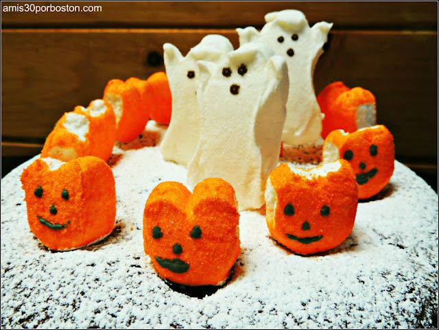 Comida Terrorífica para Fiestas de Halloween de Miedo: Pastel de Chocolate con Harina de Almendra y Peeps de Halloween