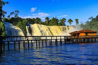 Espectacular muelle con una casa de madera en la punta, ubicado en medio de una laguna con cascadas que caen en las cercanías dando un marco casi mágico al lugar