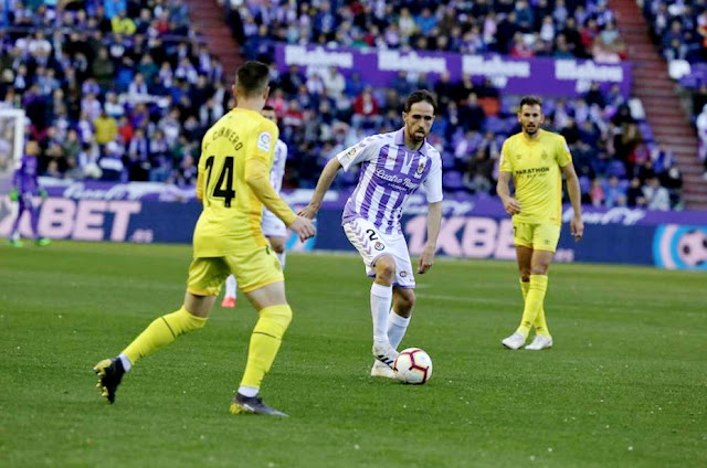 Michel Herrero encara a Raúl Carnero, con Cristhian Stuani al fondo. REAL VALLADOLID C. F. 1 GIRONA F. C. 0. 23/04/2019. Campeonato de Liga de 1ª División, jornada 34. Valladolid, estadio José Zorrilla. GOLES: 1-0: 67’, Michel.