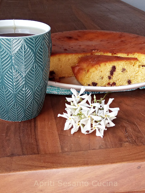 Torta golosa, proteica e senza glutine per una colazione super. Preparata con ricotta, miele e farina di ceci.