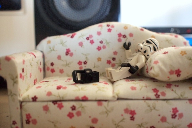 Minifig-stormtrooper-and-couch