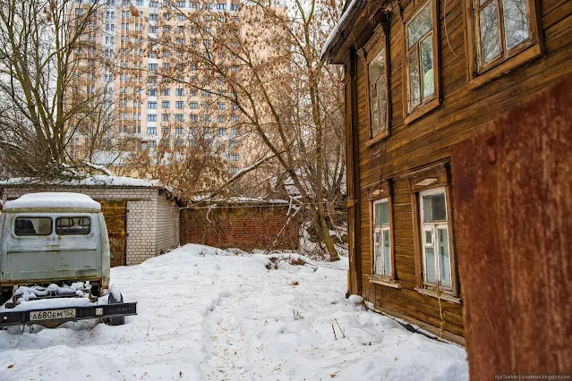 Газель припаркована в заснеженном дворе