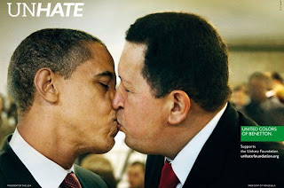 Obama y Hugo Chávez besandose