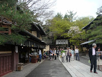 東門前の二軒のあぶり餅