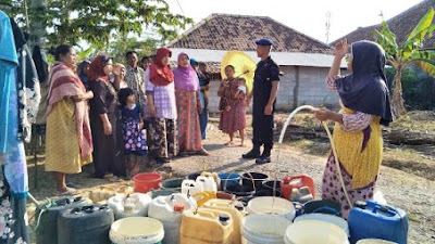 Satbrimobda Banten Salurkan Air Bersih Kepada Warga Cimampang