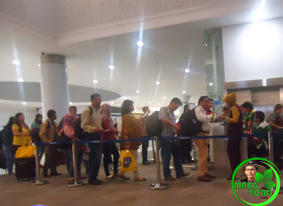 Tunjukan tiket passenger yang diberikan saat chek in dan kartu pengenal bila ditanyakan.