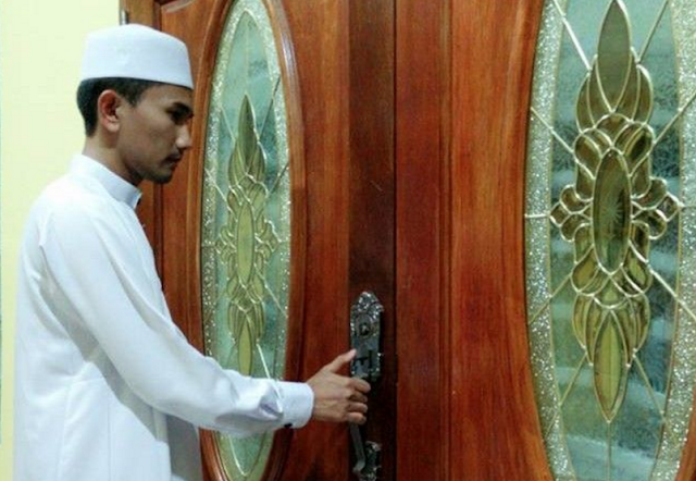 Tutup Pintu Rumah Waktu Maghrib, Jika Tidak, Jin Wanita Ini Akan Masuk Mengganggu Anak Kecil