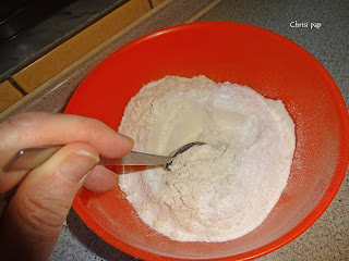 χέρι που ανακατευει τα στερα υλικα για pancakes σε μπολ πορτοκαλι