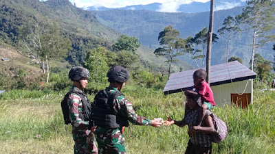 Satgas Yonif RK 115/ML Membagikan Makanan Kepada Mama Papua yang Akan Pergi Berkebun