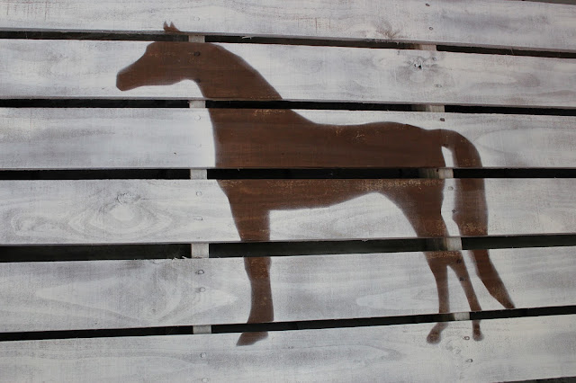 Modern + Rustic Fall Mantel {with step-by-step details on creating the horse pallet}