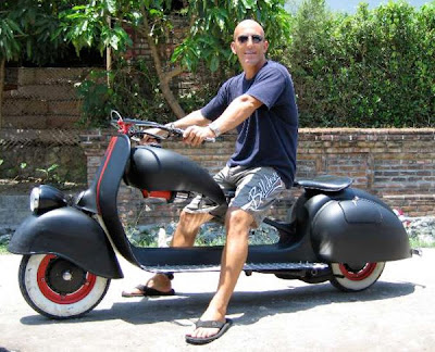 I found this tasteful stretch Vespa over at a site I just found called 
