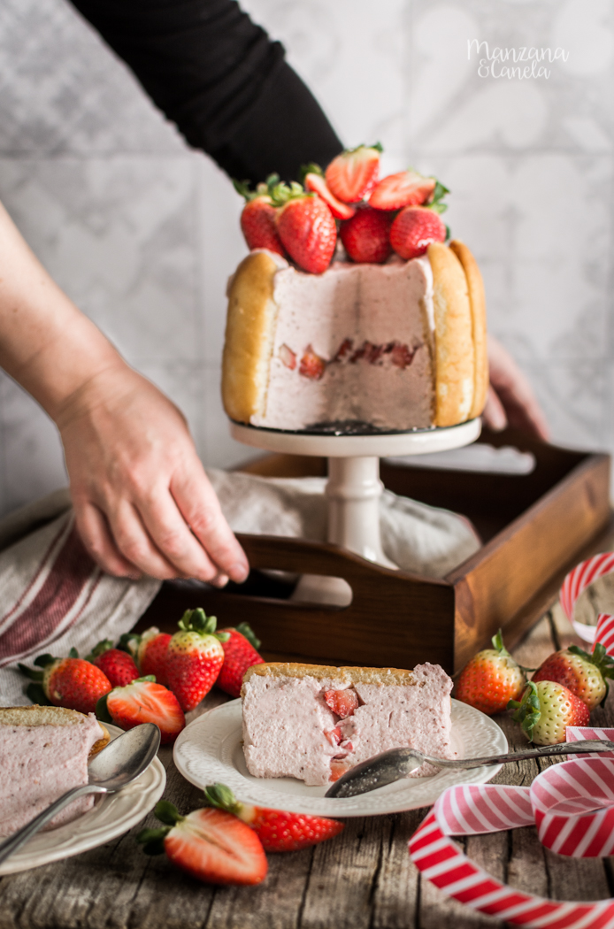 Charlota de fresas y almendra