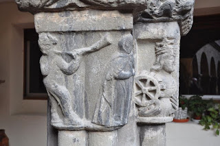 Capitel con representación de monje huyendo del diablo. Claustro del Monasterio de Valldaura (Manresa, Barcelona)