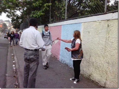 Panfletagem na escola Almeida Junior com a professora Zeiner (1)