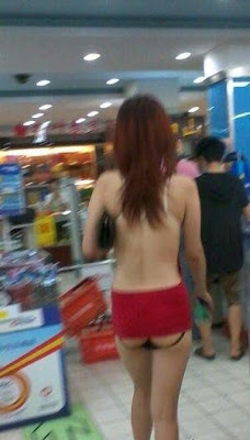 Wanita China Nyaris Bugil Saat Berbelanja