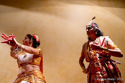 BIBLIOTECA INDOLOGICA BHAKTIVEDANTA DI ROMA "Bhamakalapam"  Danza: Marzia Colitti, Bharathi Avireddy e Marialuisa Sales  Foto: Barbara Abate, 2010