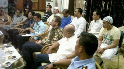 Deputy governor of South Kalimantan, Rudy Resnawan, welcomes the six migrant workers rescued from Saudi Arabia's death row on June 4, 2015.