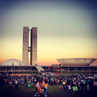 Foto mostra manifestantes concentrados em frente ao Congresso Nacional em 20/06/2013