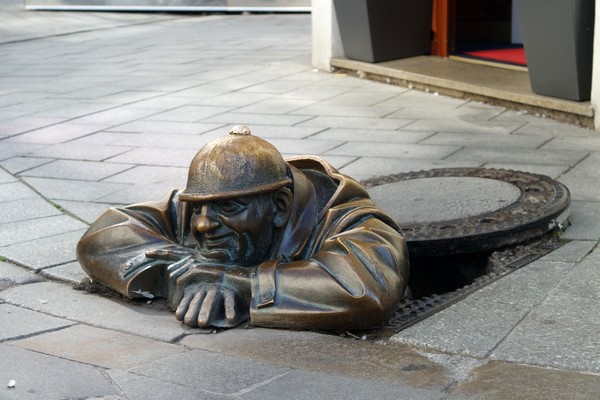 bratislava vieille ville centre statue bronze Čumil