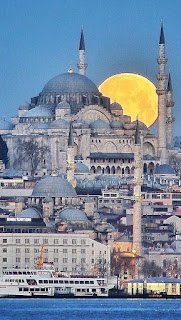 luna-llena-sobre-la-mezquita-azul-de-estambul