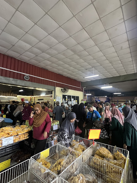 Beli Kuih Dan Kerepek Raya di Salleh Food, Senggarang