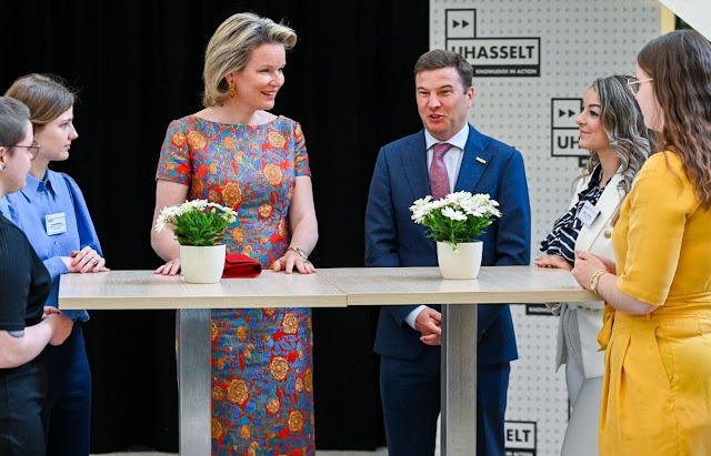 Queen Mathilde wore a floral print silk georgette dress by Dries van Noten. Armani red pumps. Erika Vlieghe and Jordi Sunyer