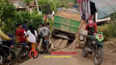 Mobil Pengangkut Pasir Terperosok Di Jembatan Way Cengkiri Pekon Purwosari Kelumbayan Barat.