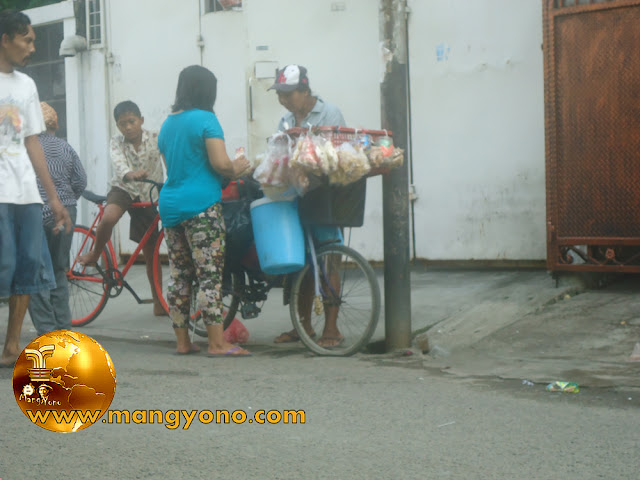  FOTO : Ibu pedagang kafe keliling depan kantor