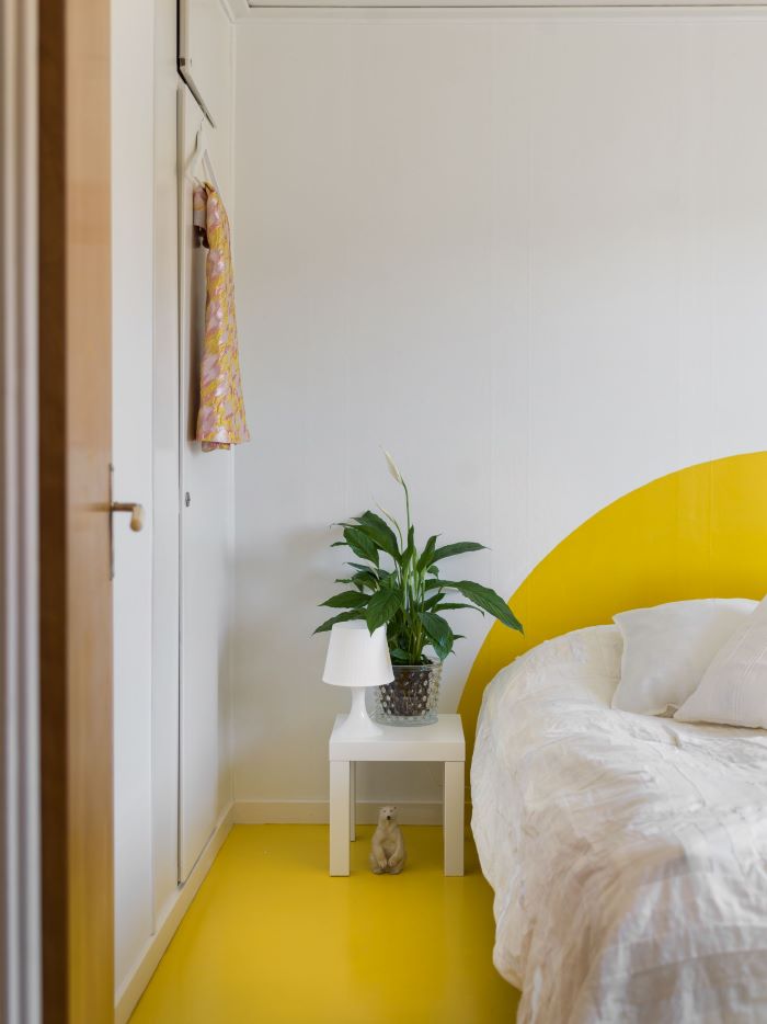 The yellow feels like sunshine in this bedroom-designaddictmom