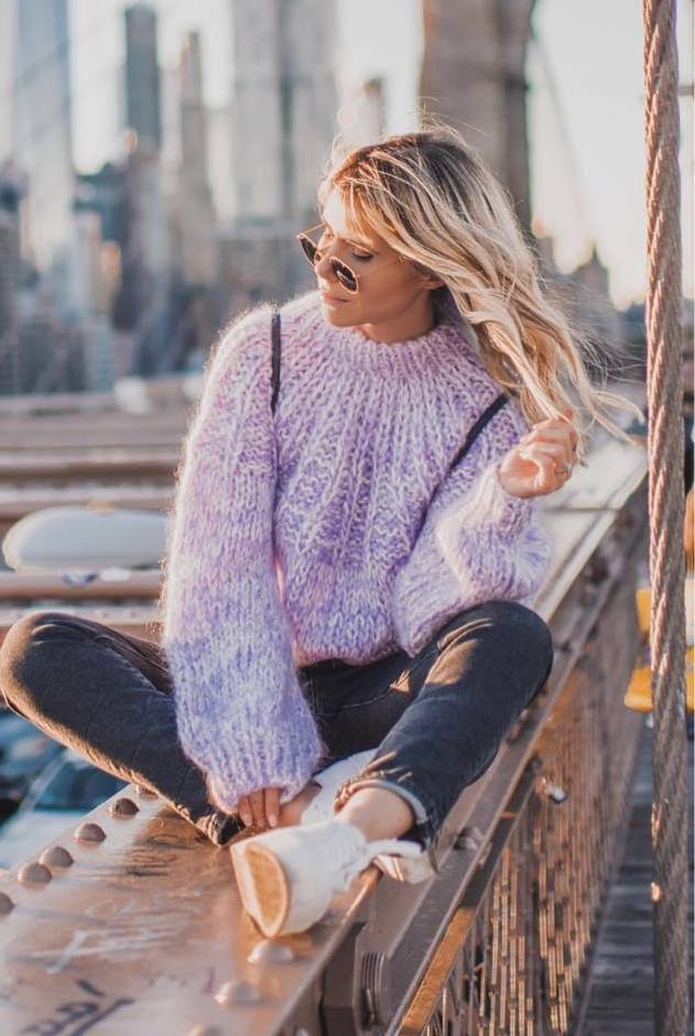 fall outfit inspiration / knit sweater + black jeans + sneakers